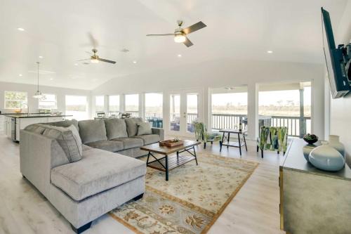 Barrett House | Spacious San Jacinto River Home w/Waterfront Deck