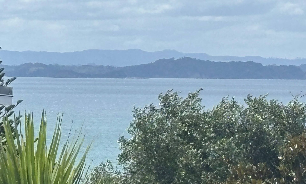 Army Bay Apartment | Spacious Three Bedroom Coastal Apartment in Army Bay