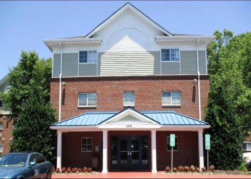 Coliseum Central Hotel | Studio 6 Extended Stay - Hampton, VA - Langley AFB Area