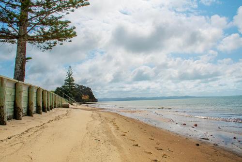 Grahams Beach Villa | Stunning beachfront bach!