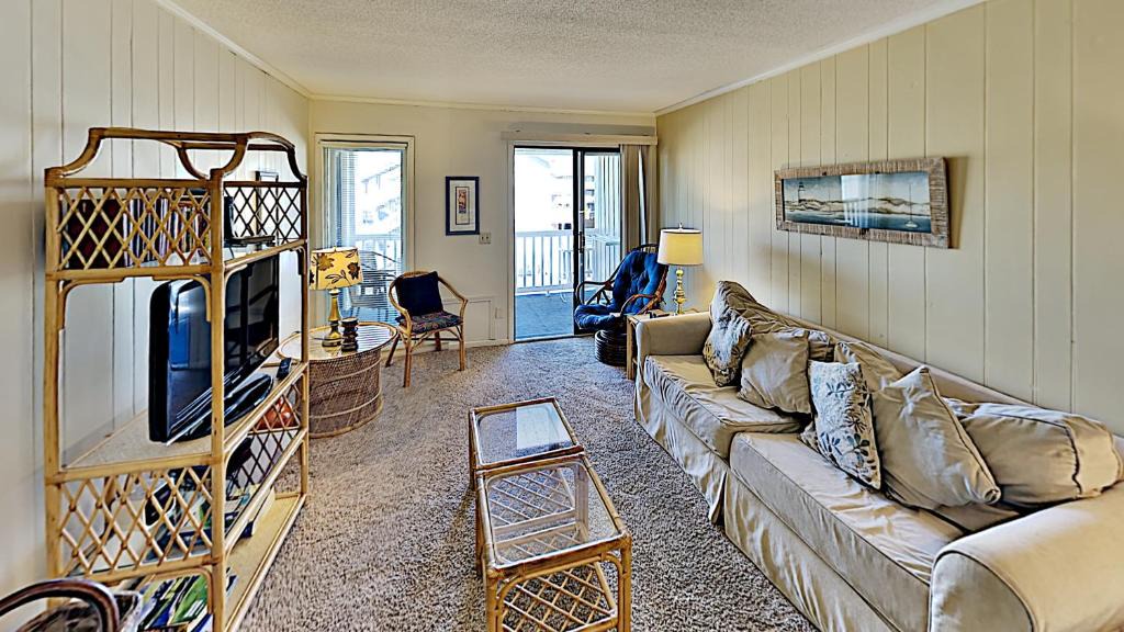 Myrtle Beach House | Sunny Condo with Private Balcony Outdoor Pool