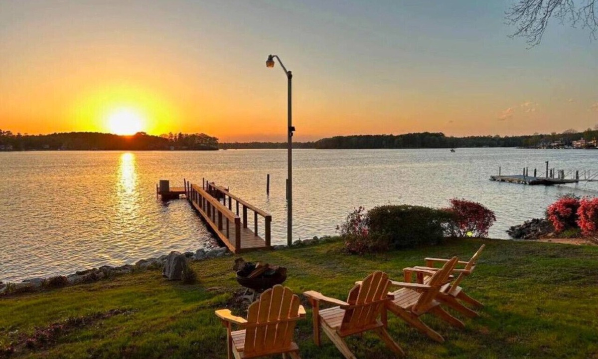 Newberry Shores House | Sunset Hideaway 4BR | Sleeps 12 | 2 Kayaks