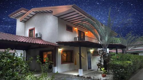 Bejuco House | Sunset Villa, comfortable house steps from the beach
