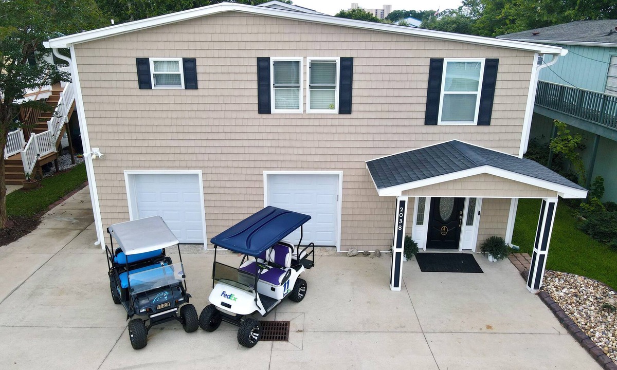 Garden City House | Surfside Beach. 7 BR 4 BA beach house in Oceanside Village gated community.