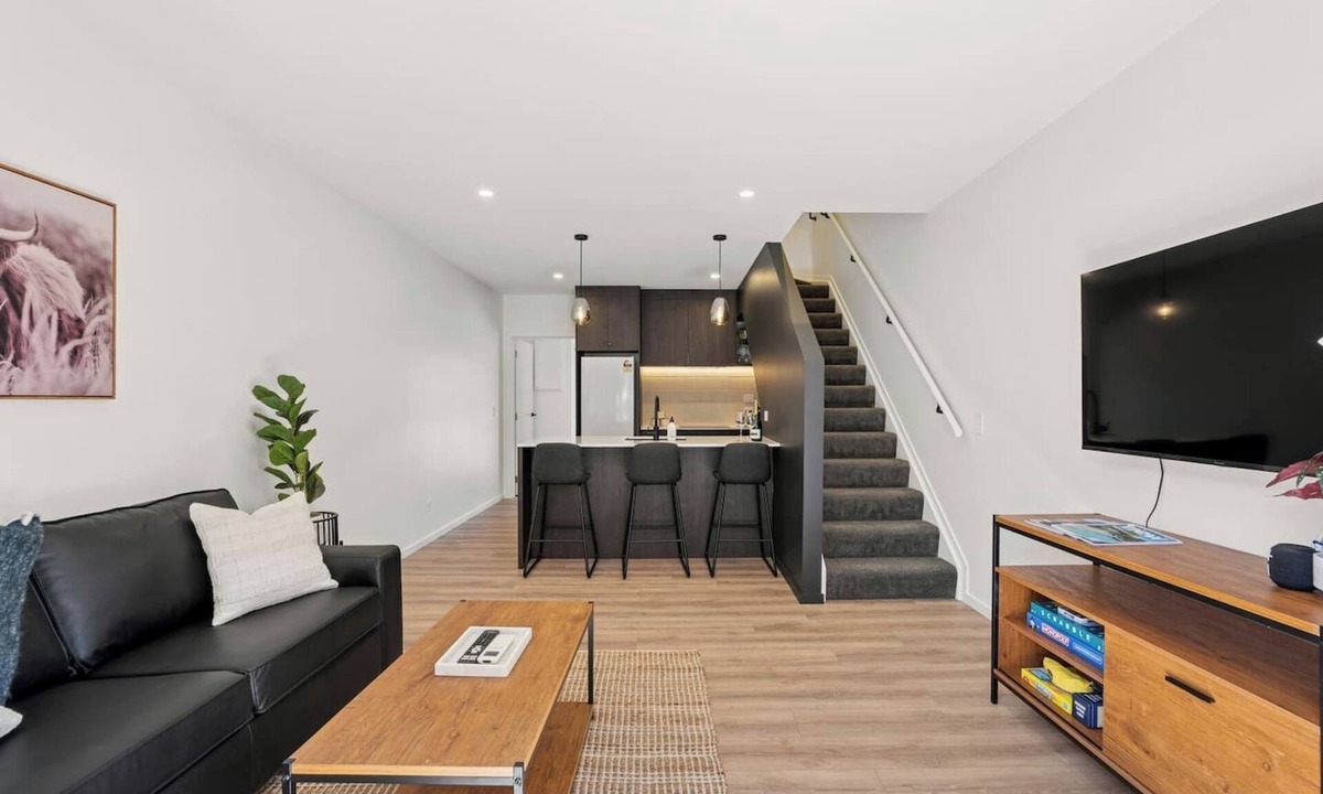 Frankton Villa | The Remarkable Hideaway| Modern Stay & Prime Location