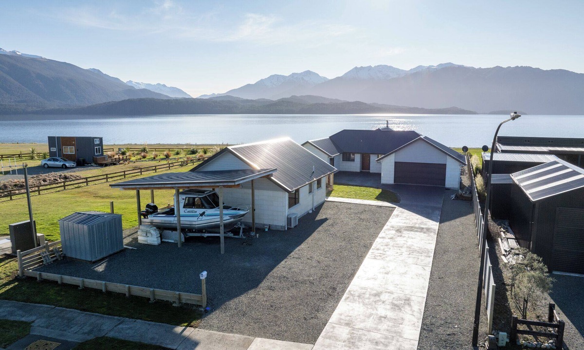 Te Anau House | The Tranquil Edge - Te Anau Holiday Home