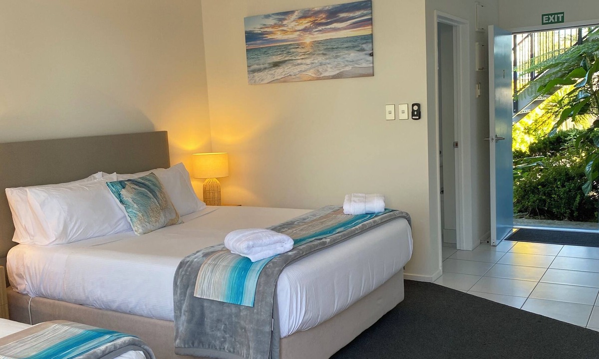 Westport Apartment | ~TIDES at Carters~ Modern Beachside Studio next to beach, domain, coastal trail.