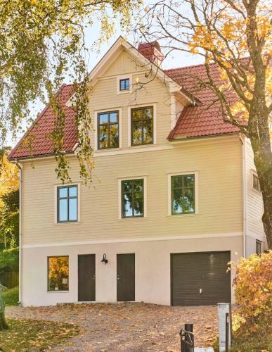 Taberg Apartment | Toppmodern lägenhet i sekelskiftesvilla