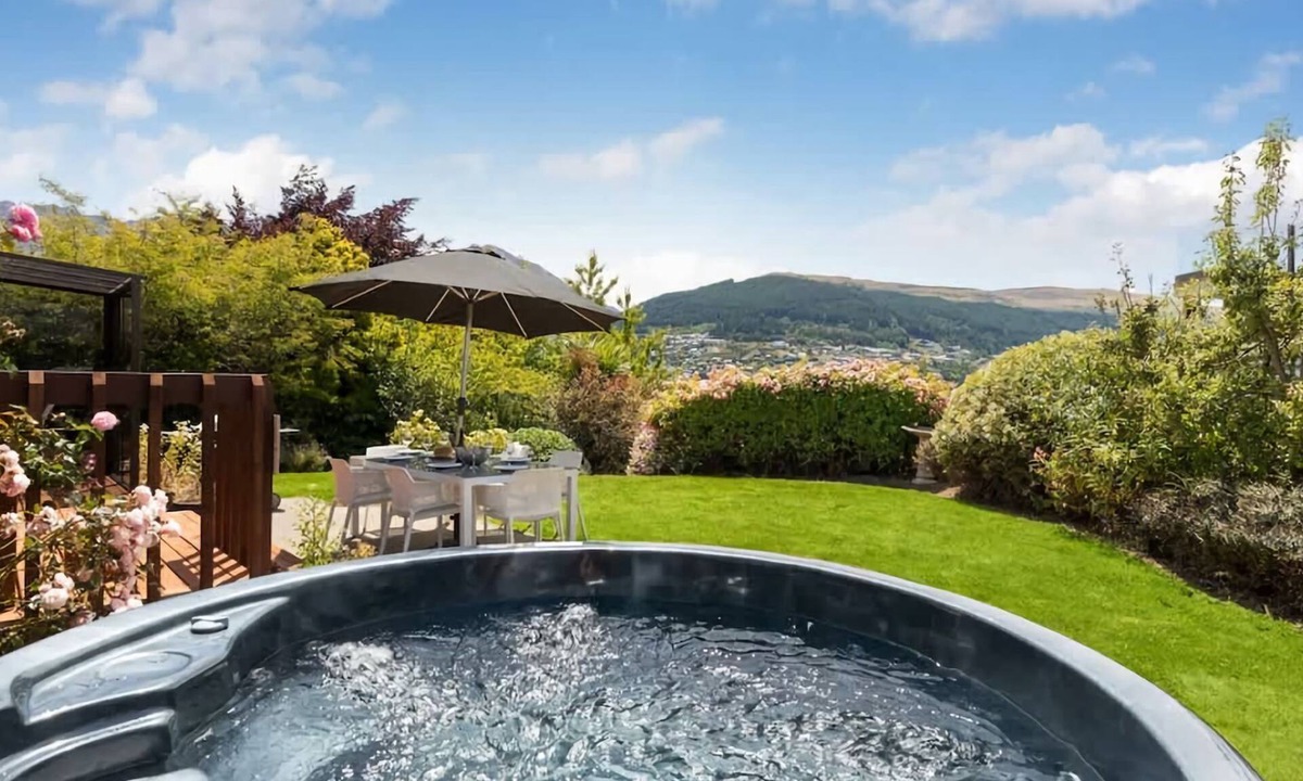 Kelvin Heights House | Tranquil Heights - Spa Pool