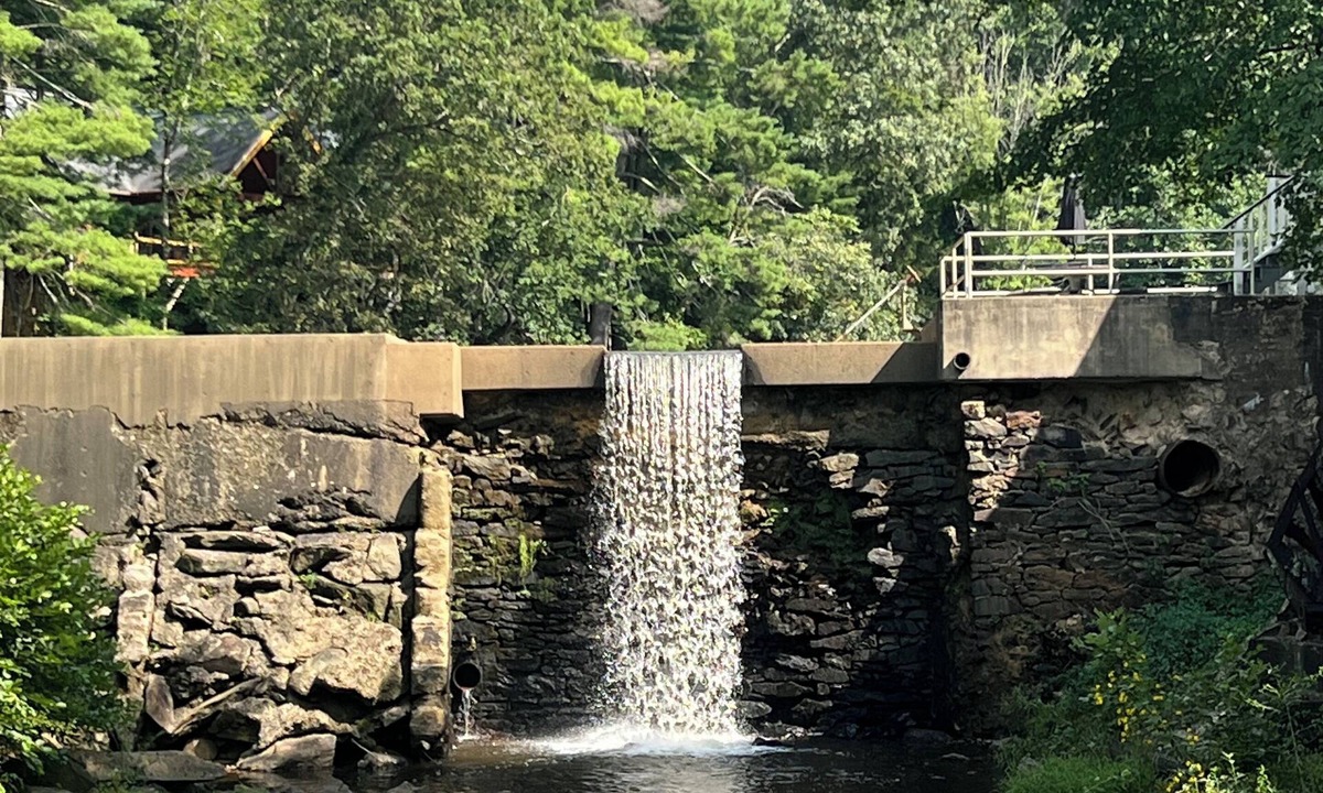 Flat Rock Condo | Tranquil Lakeside Waterfall Retreat-Summer is upon us!