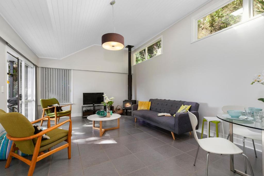 Snells Beach House | Tree Top Hideaway - Sandspit Holiday Home