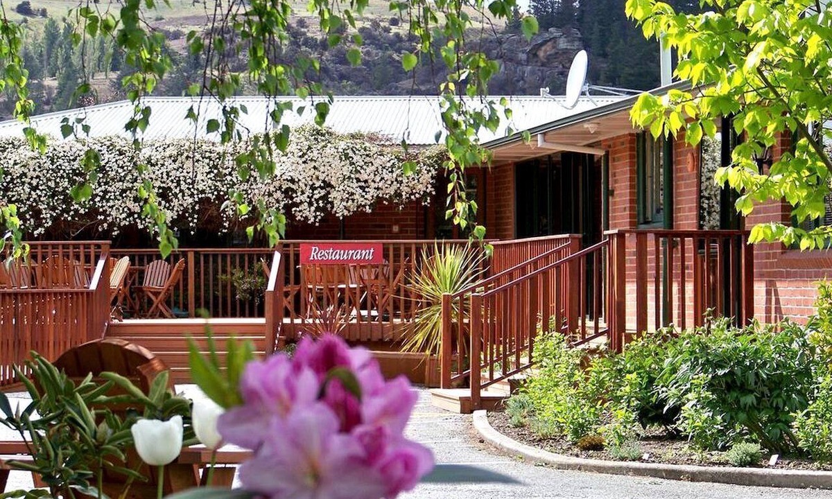 Lake Roxburgh Village Cabin | Two-Person Studio Rental on Lake Roxburgh in Central Otago