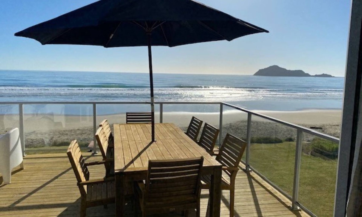 Waimarama House | Ultimate Beachfront - Family Friendly with games room and multiple decks