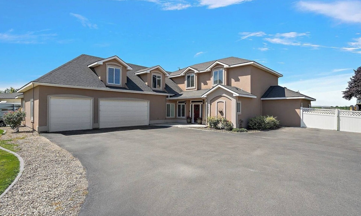 Caldwell House | Ultimate Group Getaway: 3 min from Lake, vineyards, event centers + Hot Tub