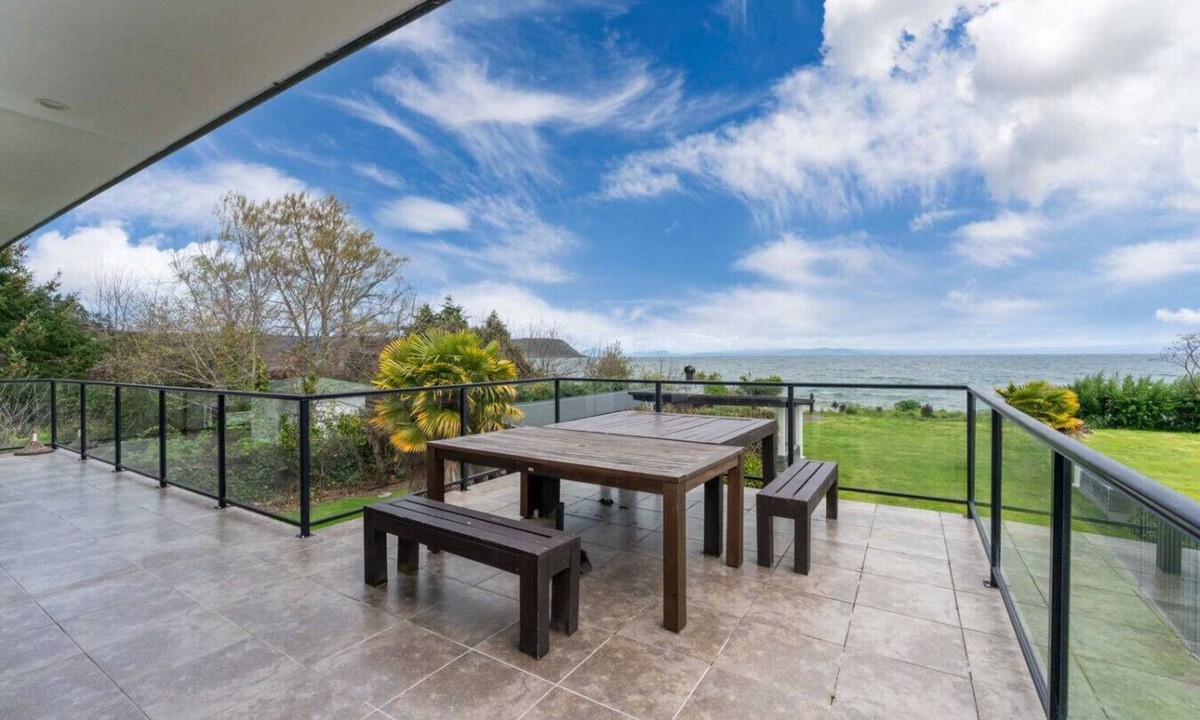 Waitahanui House | Ultimate Lakefront Getaway, Taupo