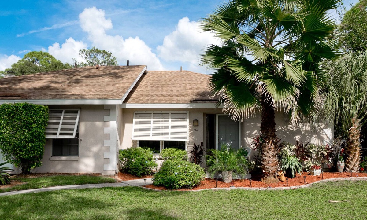 Park East Villa | VILLA SIESTA-DOWNTOWN SECRET - HEATED POOL! NEAR BEACHES- GOLFING