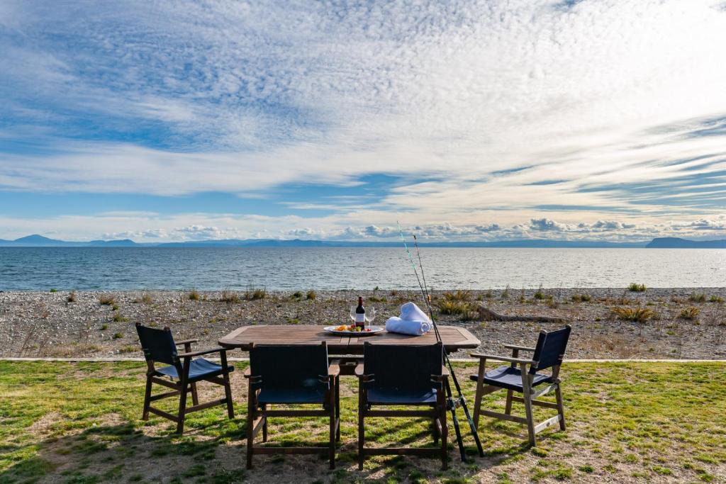 Waitahanui House | Waitahanui Lakefront Escape - Waitahanui Home