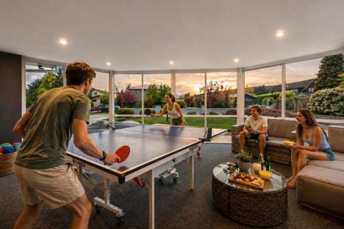 Wanaka House | Wanaka Ski & Lake Escape | Sleeps 11 | 2 living