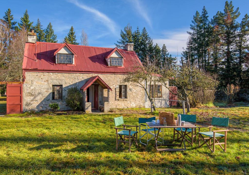 Albert Town House | Wanaka Stone Cottage - Wanaka Holiday Home
