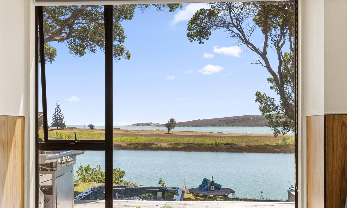 Raglan House | WATERFRONT ESTUARY ESCAPE - RAGLAN HOLIDAY HOME in Raglan