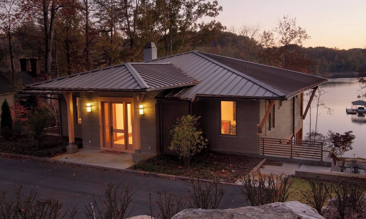 Sunset House | Waterfront Home on Lake Keowee! Amazing views & close to Clemson! EV charger!