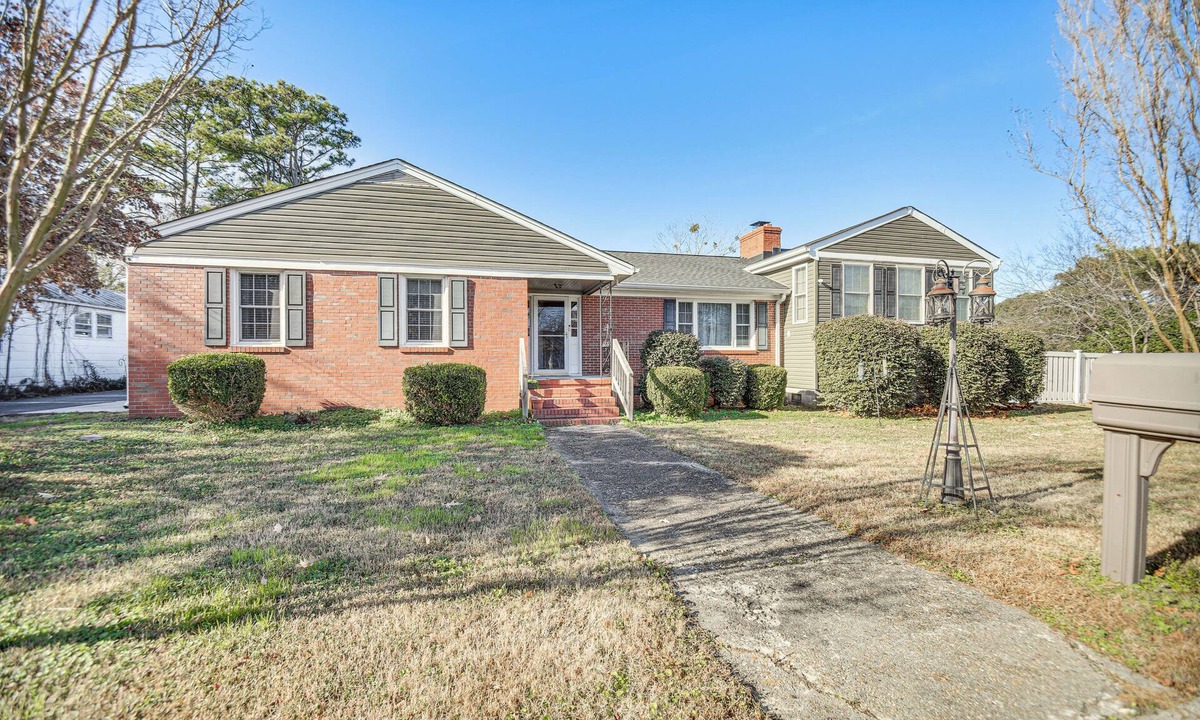 Hampton House | Waterfront Home w/Deck & Yard in Hampton!