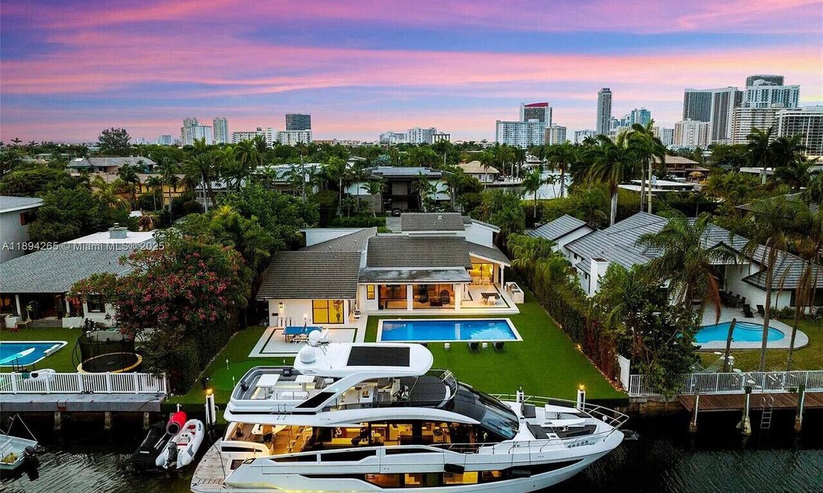 Hallandale Beach Villa | Waterfront Villa with Private Dock