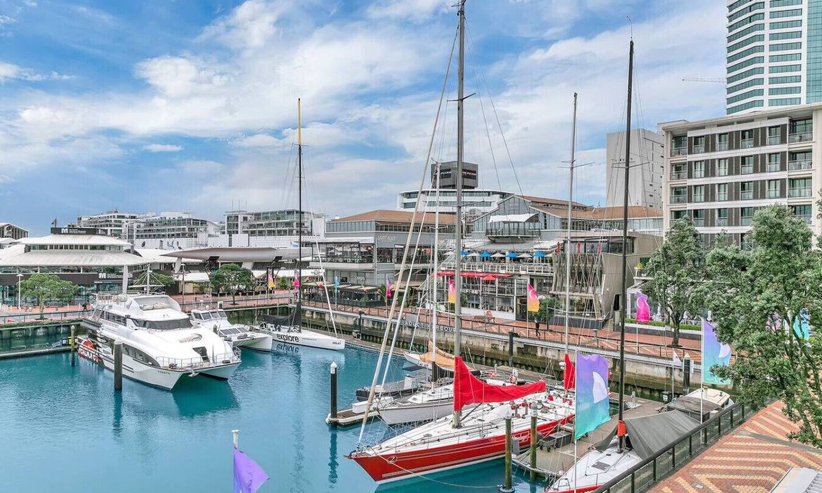 Auckland Central Business District Apartment | Waterfront Wonder + CP!