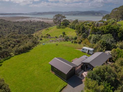 Te Rerenga House | Whangapoua Glamping Hideaway - Whangapoua Bach