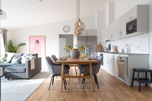 Bastad House | Youthful 3BR Flat with Balcony and Hobby Game Board