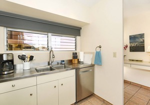 Beachfront Location with GREAT View! Washer/Dryer, Washlet, A/C, Wi-Fi!