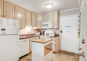 Charming condo with shared pool and tennis - walk to the beach