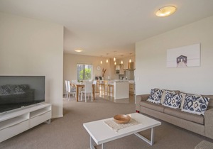 Lakeside Villa Retreat - Matarangi Downstairs Unit