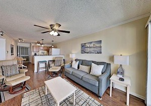 Private Balcony Overlooking Pool Beautiful Condo