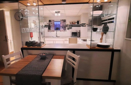 Tollarp House | 1 Bed Flat - Sleeps 3 - Pets - Parking - Wifi
