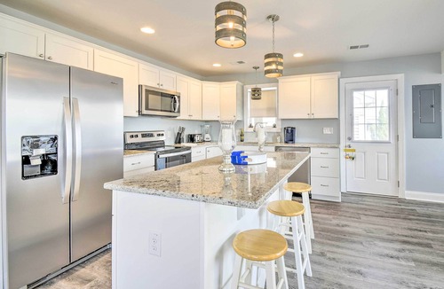 Sunset Beach Cottage | 1 Bock to Beach: Sunset Beach Home w/Private Deck