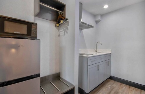 Downtown Apartment | 1 King Bed | Non-Smoking, Kitchen