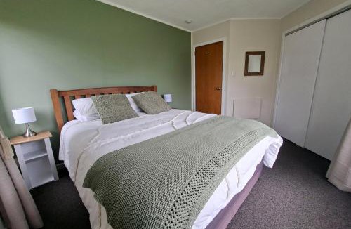 Dunedin Apartment | 2-bedroom harbour view apartment with parking, 8 mins to Dunedin
