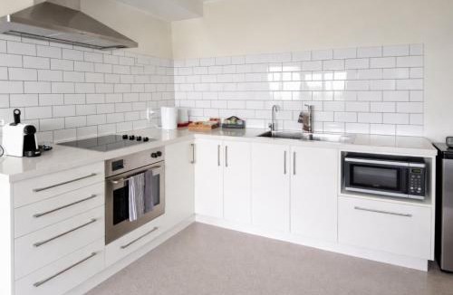 Dunedin Apartment | 2-bedroom harbour view apartment with parking, 8 mins to Dunedin