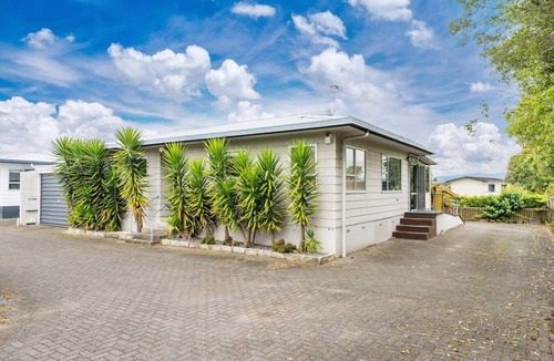Two Mile Bay House | 2 Mile Cosy Corner with Wi-Fi, 2 minute walk to lake edge and restaurant