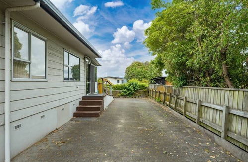 Two Mile Bay House | 2 Mile Cosy Corner with Wi-Fi, 2 minute walk to lake edge and restaurant