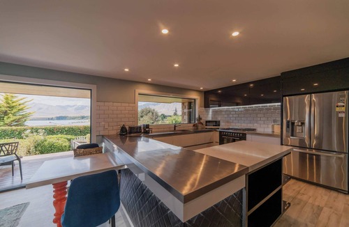 Tekapo House | 2BR Stay with Fireplace Hot Tub BBQ - Tasman