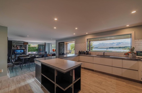 Tekapo House | 2BR Stay with Fireplace Hot Tub BBQ - Tasman