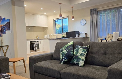 Palmerston North House | 3 Bedroom home in Palmerston North + BBQ + Sky Tv