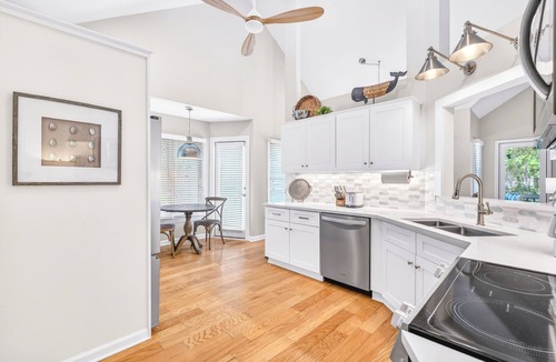 Sea Pines House | 37 Shell Ring: BESTNEST by Beverly Serral