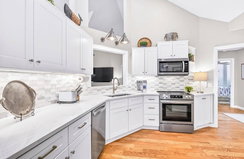 Sea Pines House | 37 Shell Ring: BESTNEST by Beverly Serral