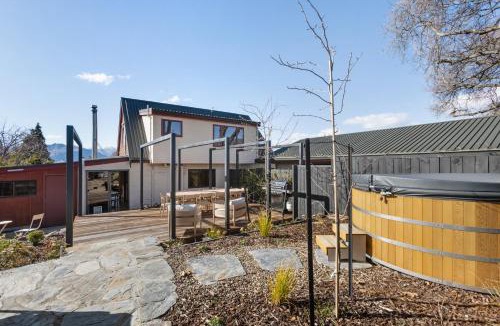 Wanaka House | 4BR Wanaka Home - Walk to That Wanaka Tree & Lake