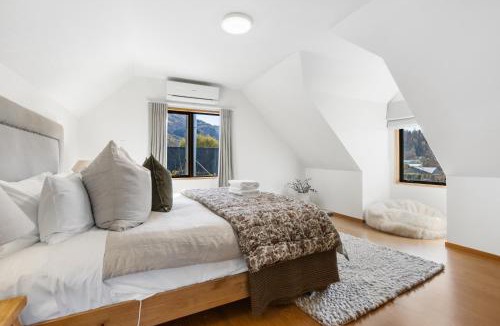Wanaka House | 4BR Wanaka Home - Walk to That Wanaka Tree & Lake