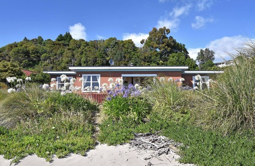 Patons Rock House | Absolute Beachfront at Patons Rock