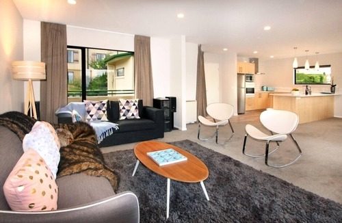 Queenstown Apartment | Absolute Lakefront Downtown Queenstown